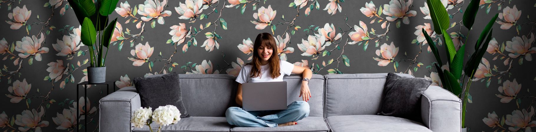 Обои с цветами на стену — всё, что нужно знать покупателю о трендах, фактурах и выборе