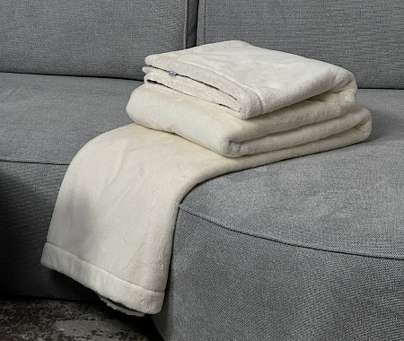 This is a quilted fur blanket MILKY SHAKE